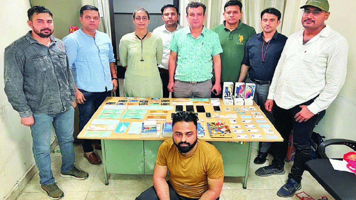Delhi Cheated 500 people in the name of getting loan at low interest fraudster arrested