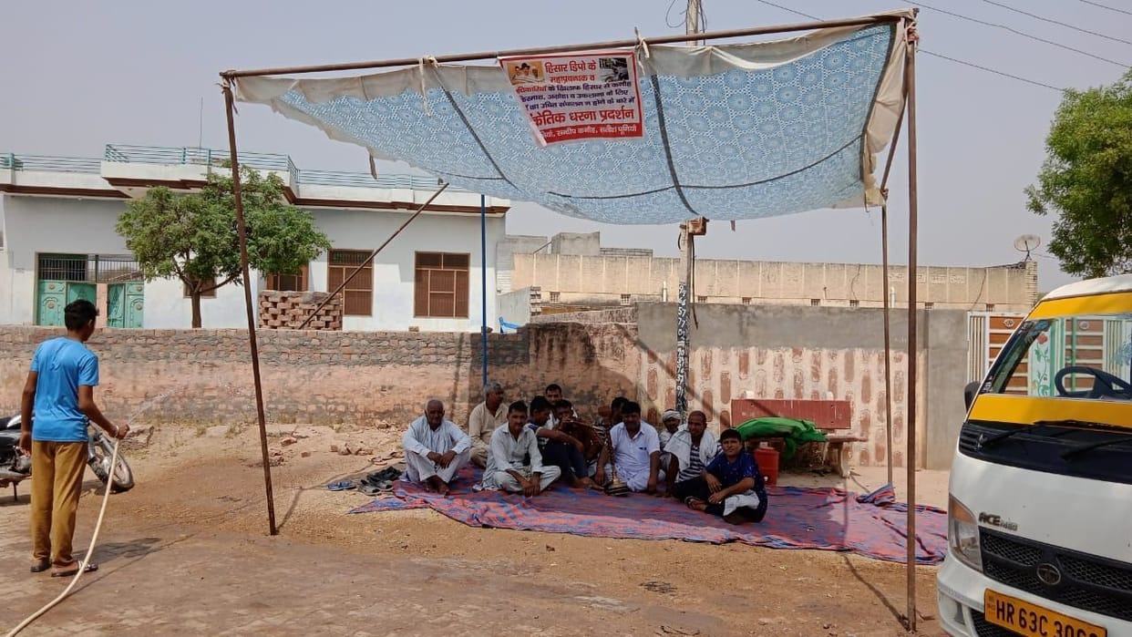Students and villagers stopped four roadways buses in Kanauh, demonstrated