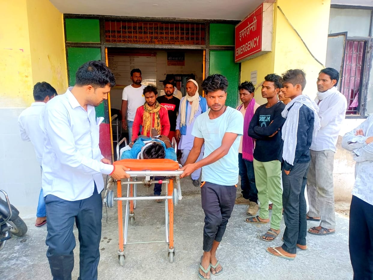 Uncontrolled loader collides with tree in Hamirpur, one dead and nine injured