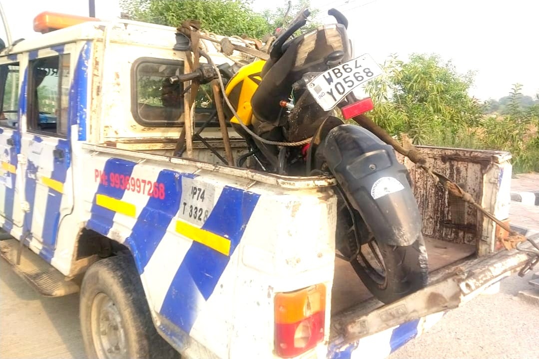 Road accident in Kannauj, Uncontrolled bike collided with divider on expressway