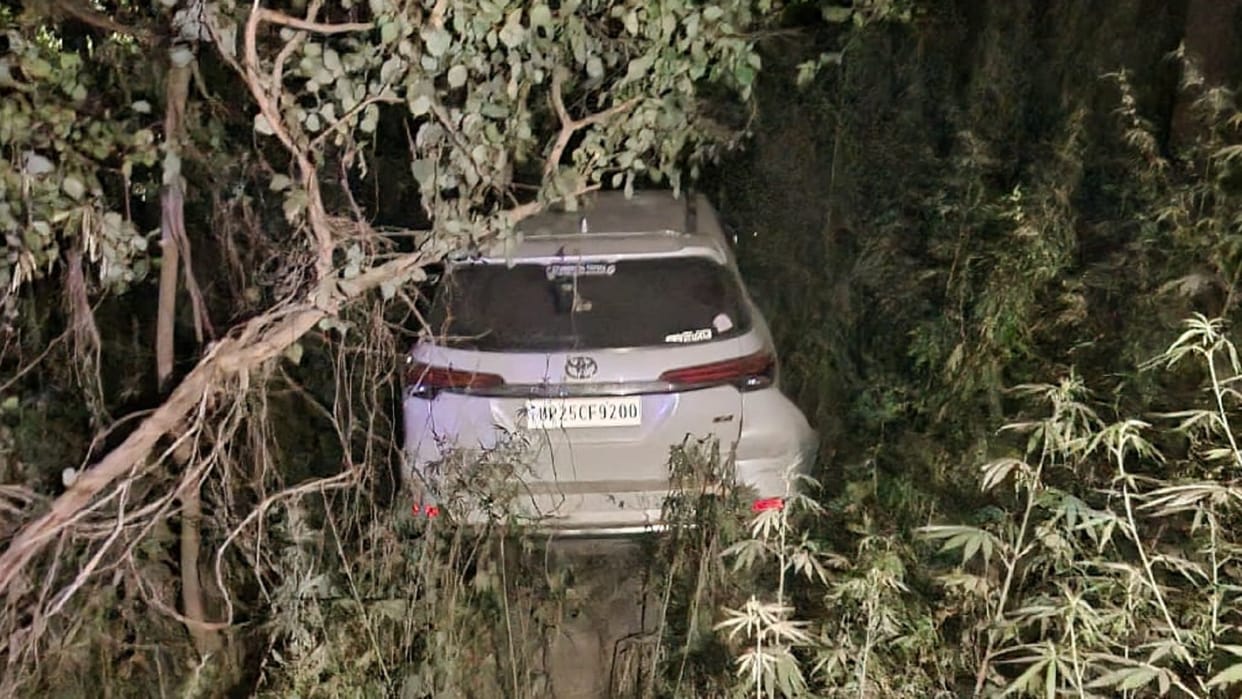 Bareilly MLA Dharampal Singh car fell into a ditch son Yashwant Singh nerrow escaped