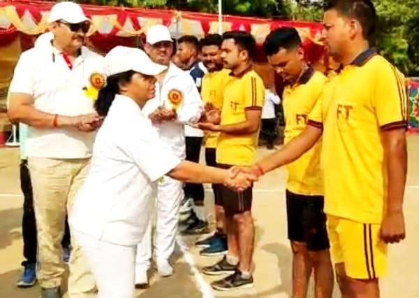 Police teams of Hamirpur and Mahoba won in Volleyball
