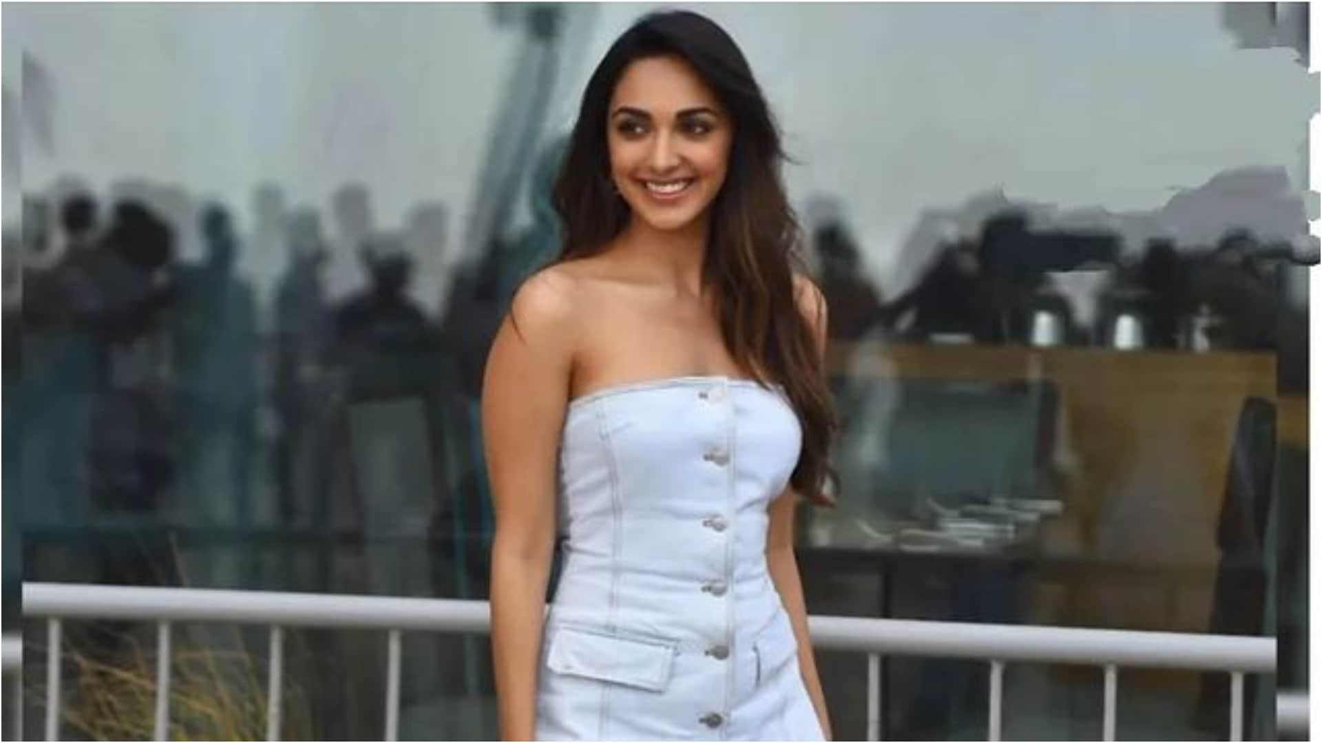 kiara advani look gorgeous in mini strapless denim dress perfect for lunch date