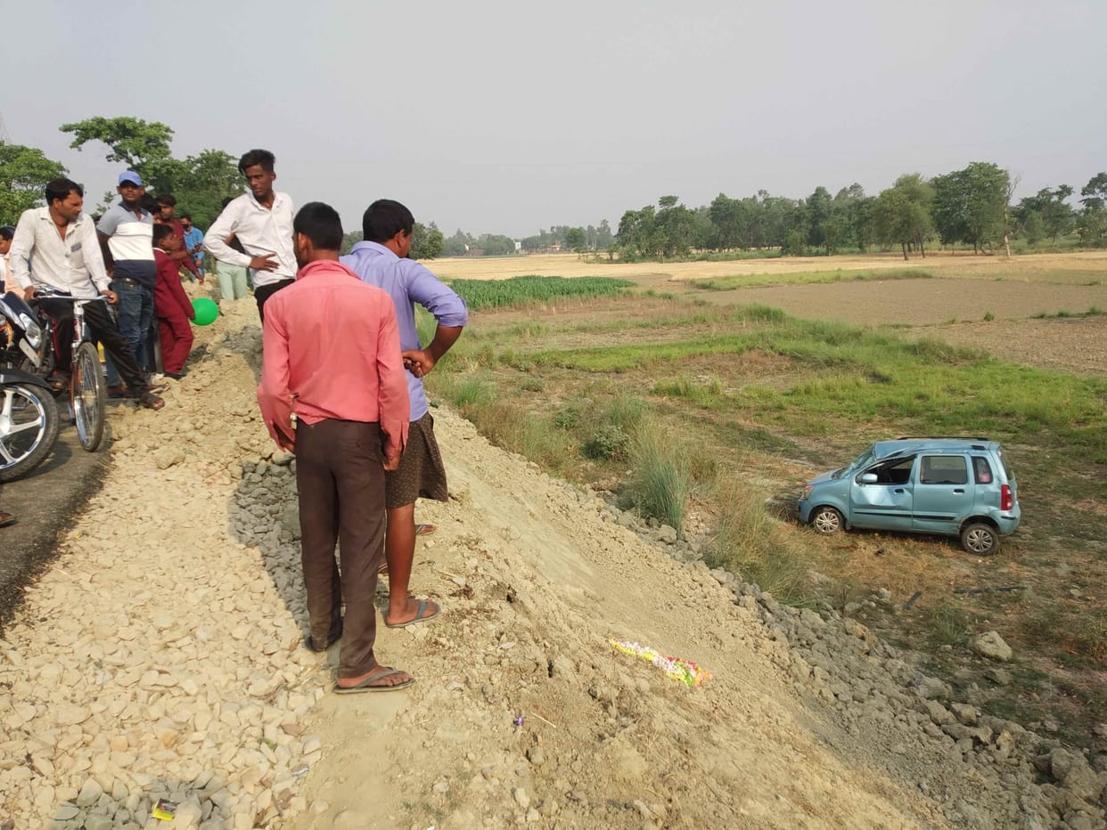 Uncontrolled car overturns in a pit, driver dies
