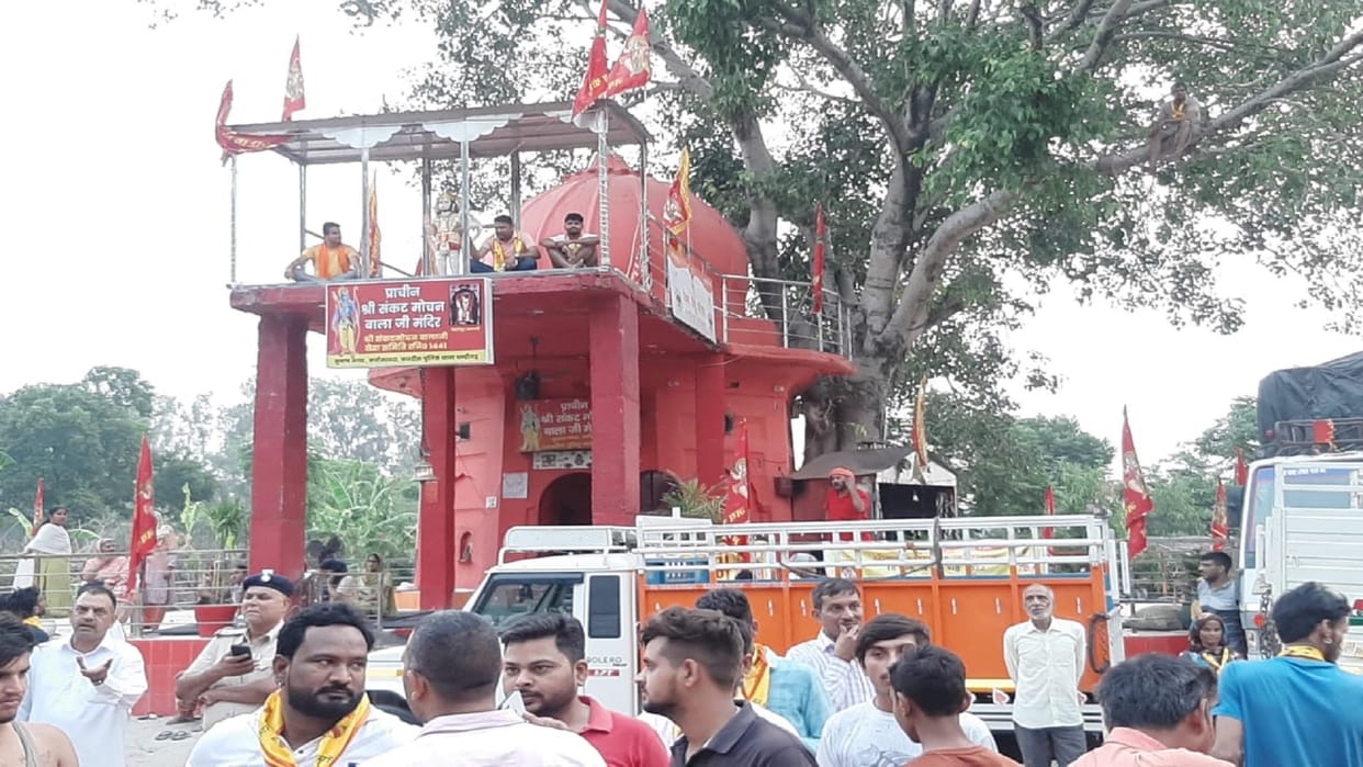 The protest against the municipal team that reached Manimajra in Chandigarh to break the temple, people climbed on the roof
