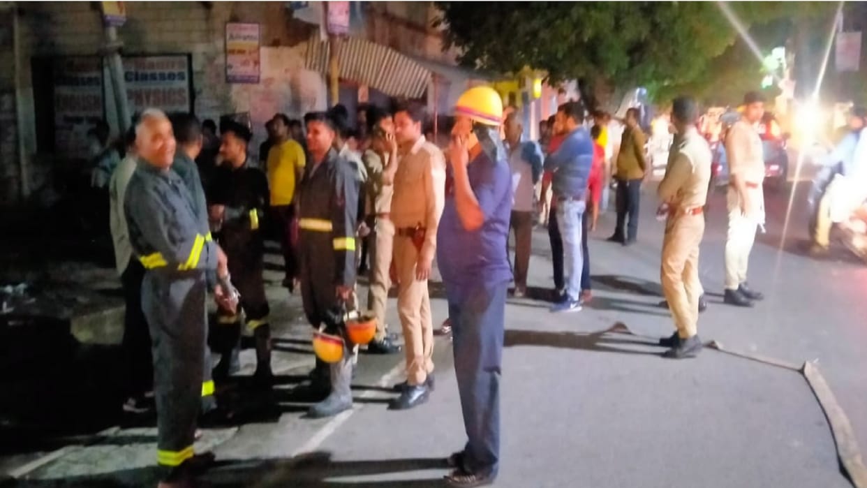 UP News: Fire break out in pizza center and loss of lakh rupees in Bijnor city