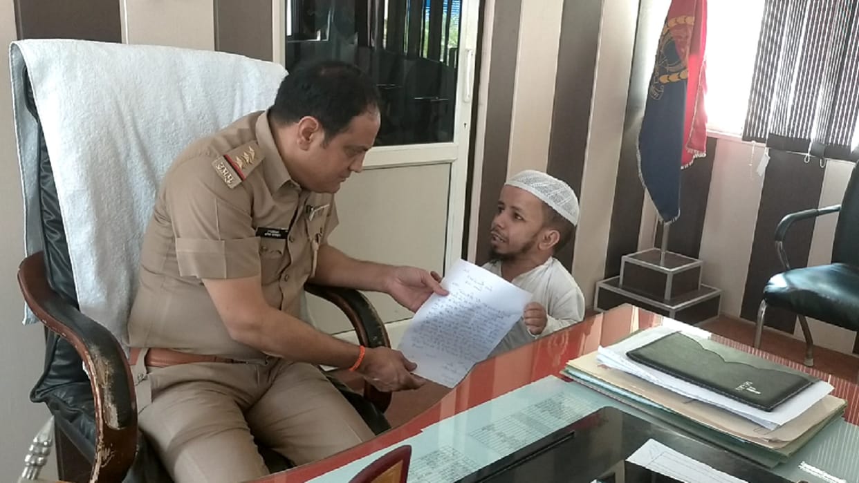 Shamli News: Azim Mansoori has reached in police station request for marriage from inspector