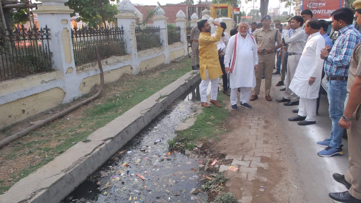 Lakhimpur Kheri: The minister in charge was furious after seeing the dirty drains and paved canal instructions to stop the salary of the cleaning inspector