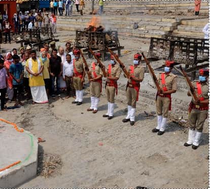 Varanasi: Sanskrit seeker Padmashree Vagish Shastri, merged in Panchatattva, bid farewell to Harishchandra Ghat with moist eyes