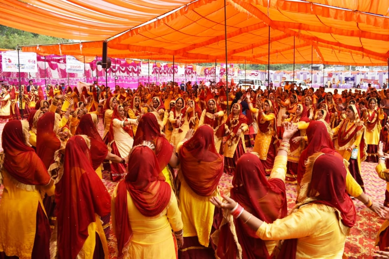 200 women danced with 300 meters long tricolor