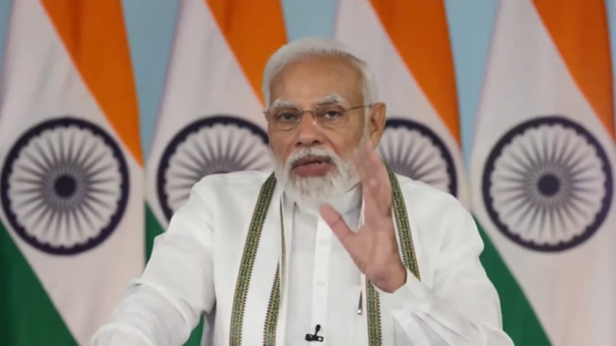 PM Narendra Modi speaks in Utkarsh Samaroh gets emotional while speaking to Gujarat govt initiative beneficiary news in hindi