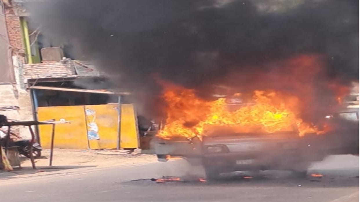 maruti van turned into a ball of fire in the middle market, the riders narrowly escaped