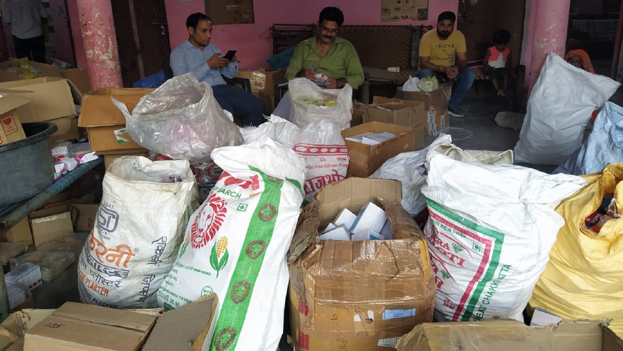 Agra Action of STF and Drugs Department More than one crore samples of medicines recovered from two warehouses