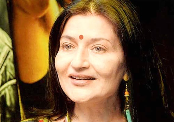Famous actress Sarika made a shocking revelation said had to run the house with 2000 rupees in lockdown