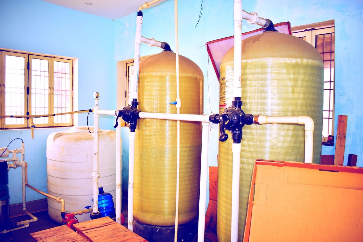 Waiting for cold-pure water, the heat is passing, the machines are throwing dust