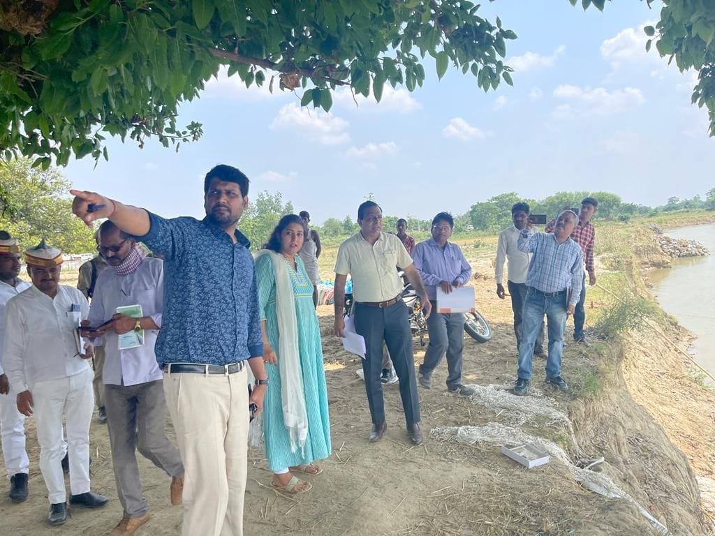 The construction of the embankment should be completed before the rain