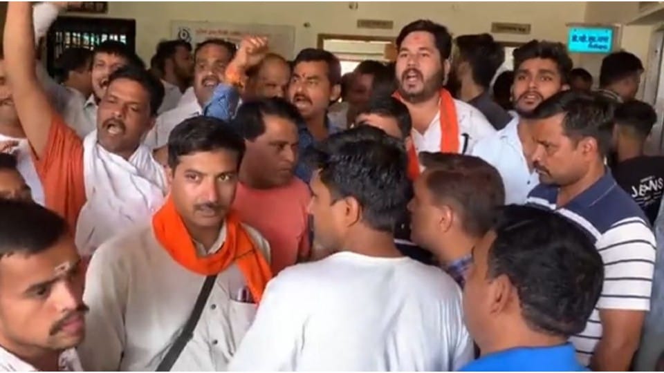 Indore: MLA Vijayvargiya gheraoed the police station with his supporters, warned – this is the last time, will not tolerate now