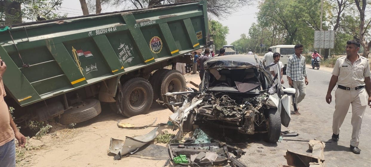 After hitting the dumper dragged the car for 50 meters, people pulled out the injured by cutting the roof