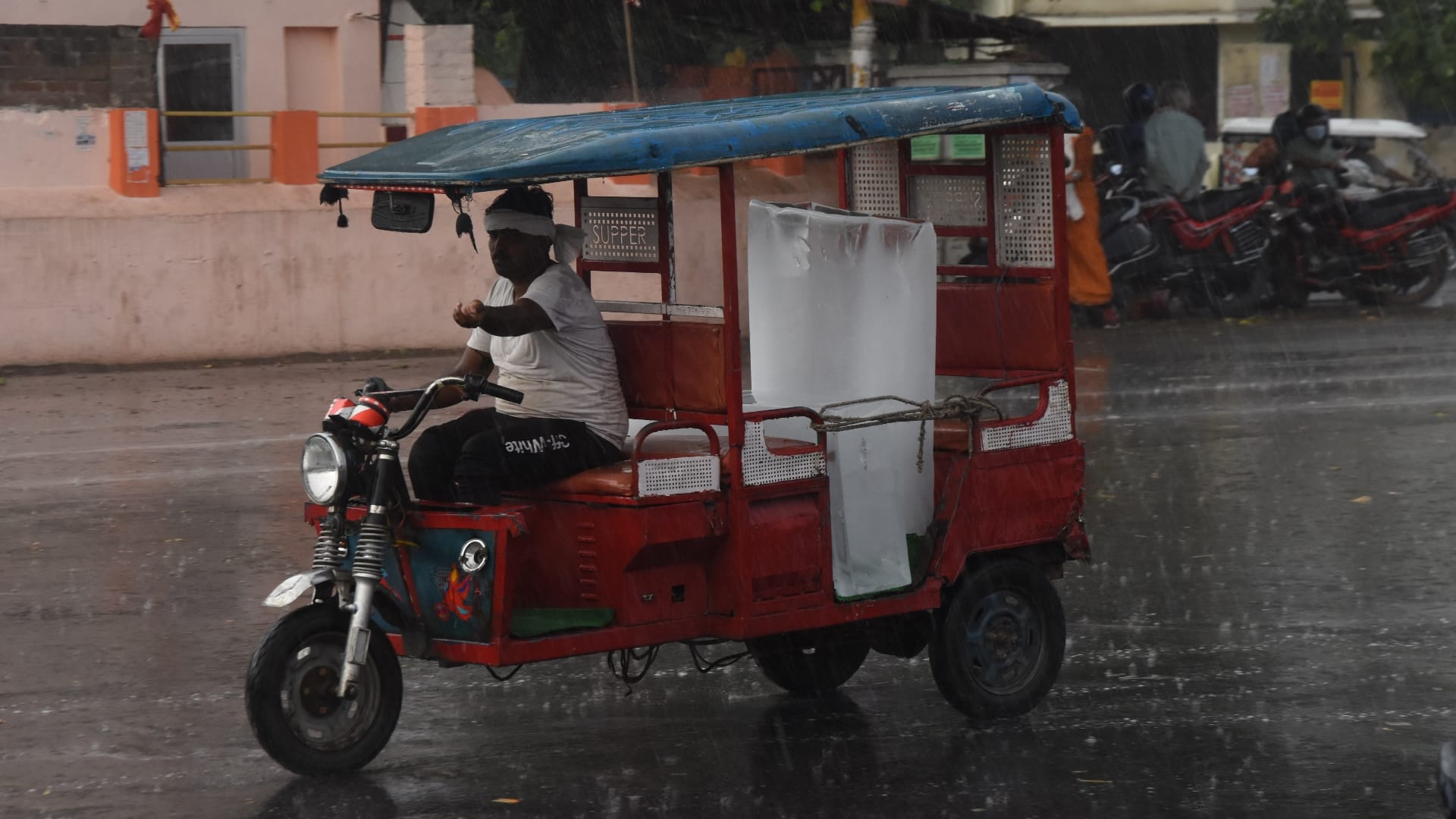 weather change creates weather crisis in Lucknow and near by areas.