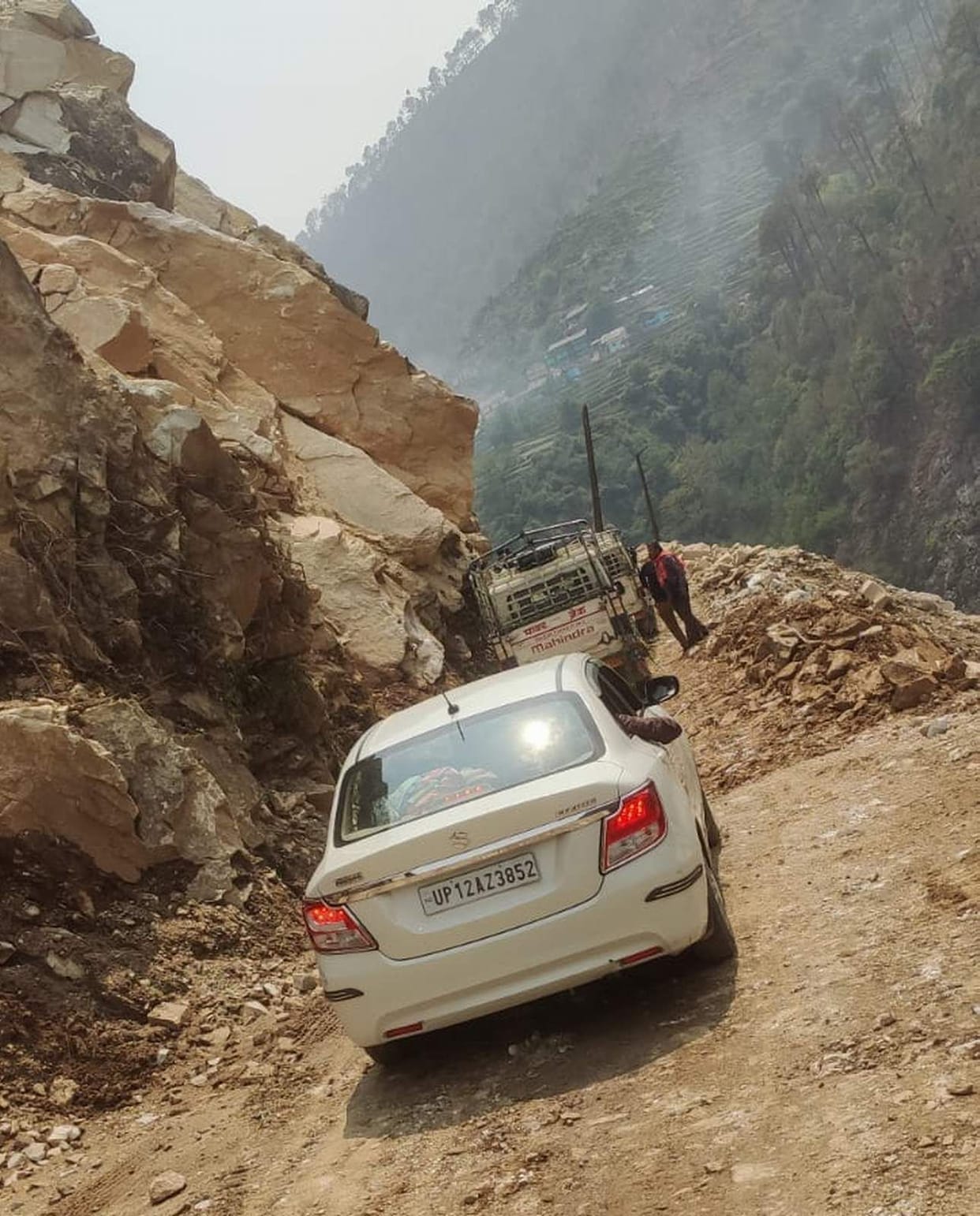 Yamunotri Highway remained closed for three hours due to stone falling
