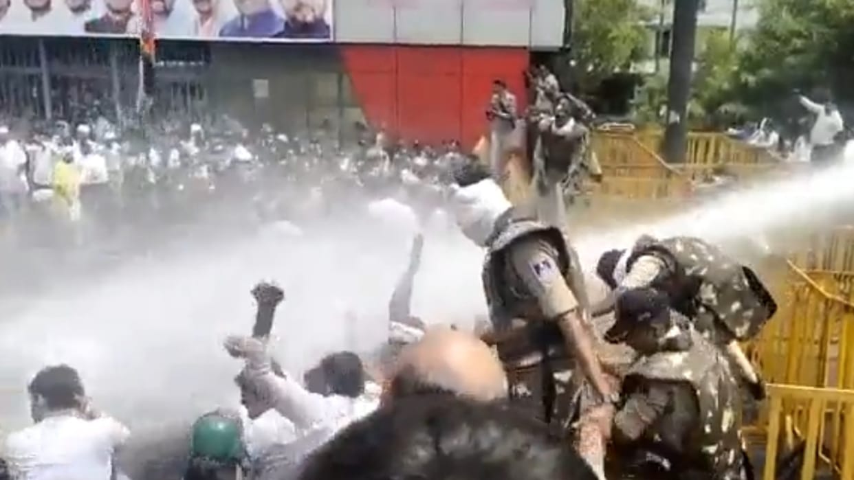 Demonstration of MP Youth Congress: Water showers on protesters who came out to gherao CM House, police stopped