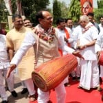 भोपाल में सीएम शिवराज ग्रामीण जनजातीय तकनीकी प्रशिक्षण कार्यक्रम में ढोल बजाते हुए दिखे।
