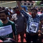 राहुल भट की हत्या के विरोध में प्रदर्शन करते कश्मीरी पंडित कर्मचारी