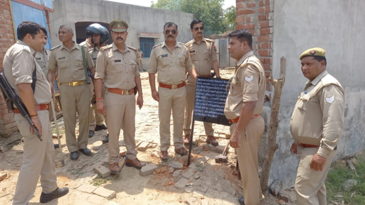 Baghpat News: police have attached of property of 38 lakh rupees of liquor mafia Rajeev in village