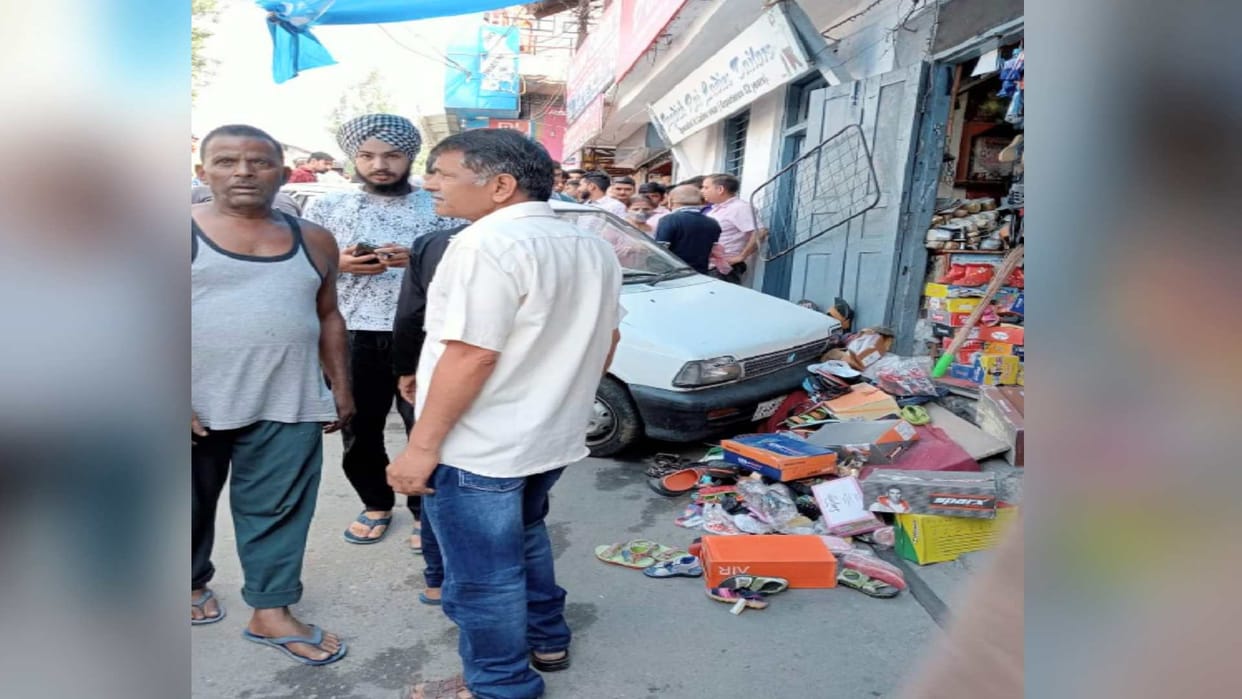 Car ran without driver in palampur kangra,  one person seriously injured