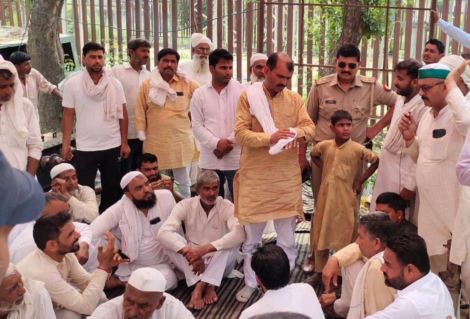Farmers reached the dharna by uprooting the meter on the tube well