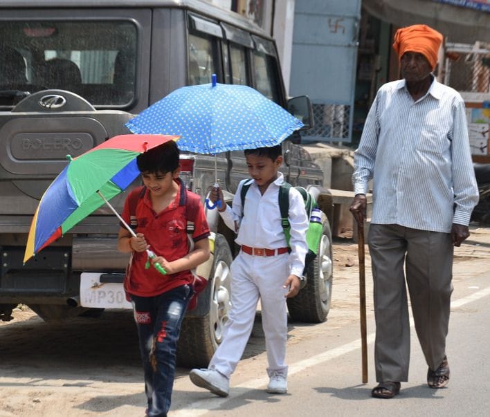 People suffering from sky heat throughout the day
