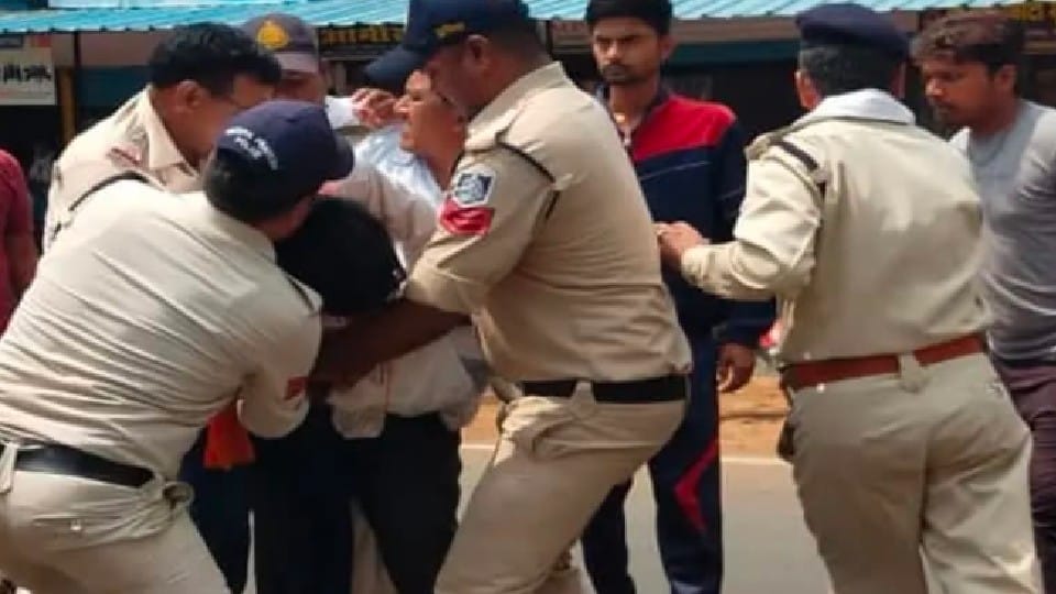 Sarpanch arrested for accusing officers: Attempted self-immolation in front of Janpad Panchayat, Collector handed over notice