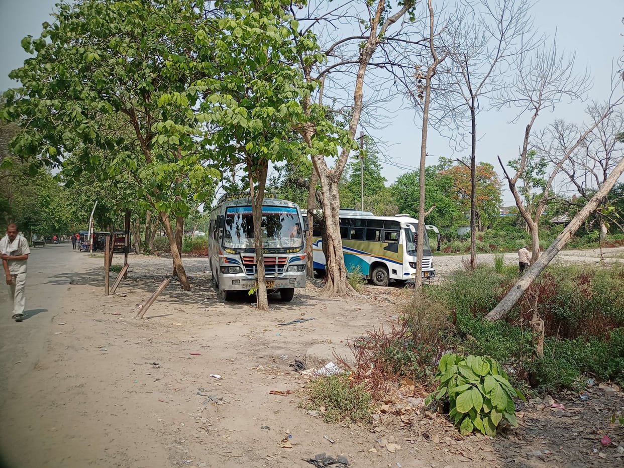 Illegal vehicle stand in the city, there is jam everyday