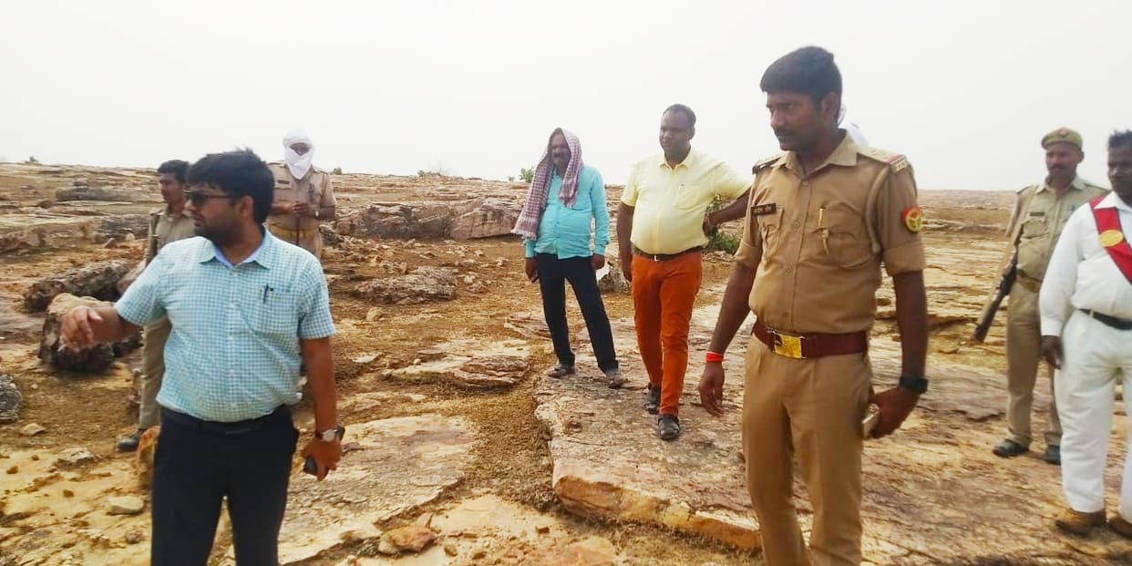 SDM caught 25 trolley illegal mining stone in Hinauti of Sonbhadra