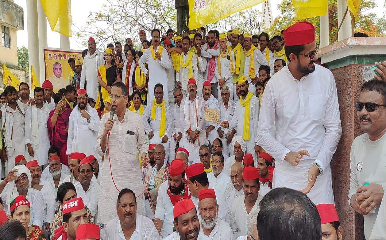 samajwadi party Sbsp leaders protest against FIR of Omprakash Rajbhar including om prakash rajbhar