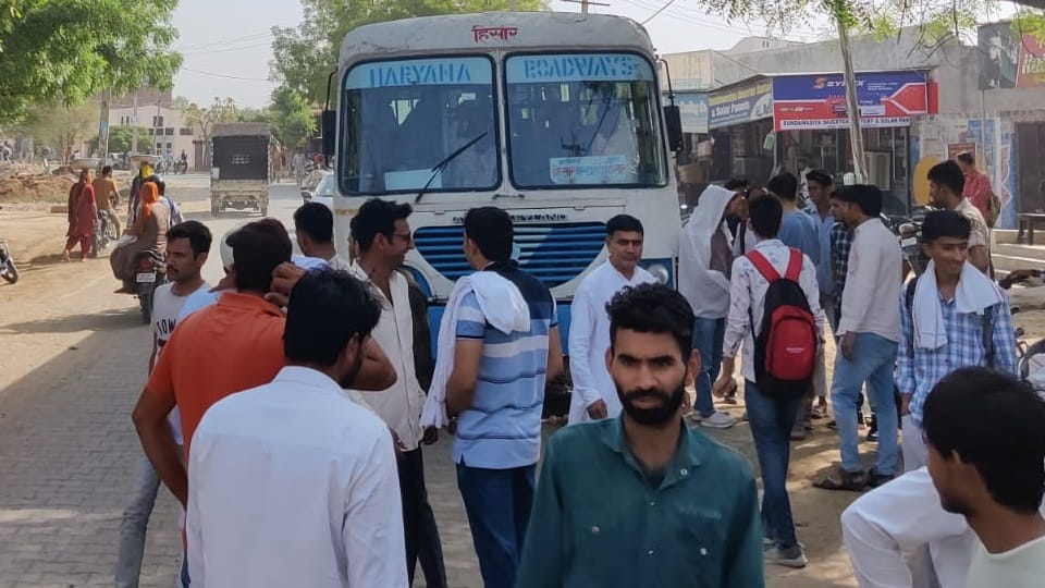 Villagers of Budak in Hisar stopped power supply of three villages 