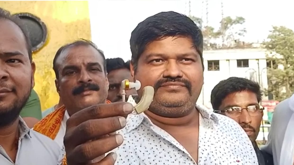 Indore: Hindvi Swaraj organization sent ear machine to the leaders, said - they hear temple bells, not azaan