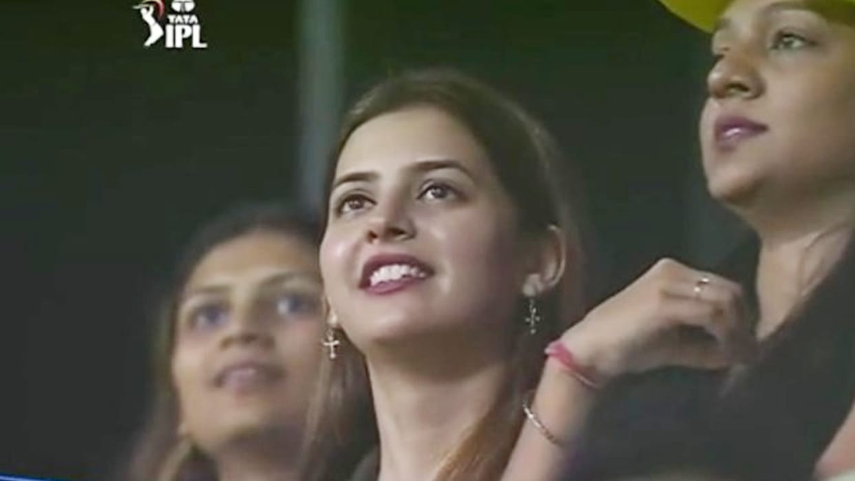 Mystery Girl steals Show in IPL 2022 CSk vs MI match fans thank camera man