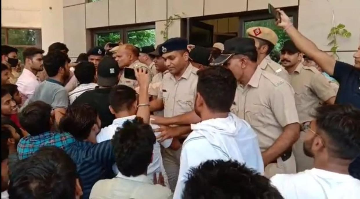 Police stopped students protesting in IGU, clashes broke out