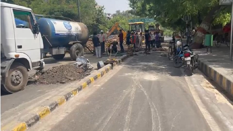 Jalkal Department started repair of pit on MG Road