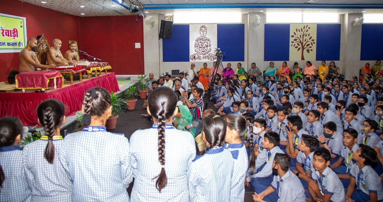 Be the master of conduct, not the king of things: Muni Viharsha Sagar