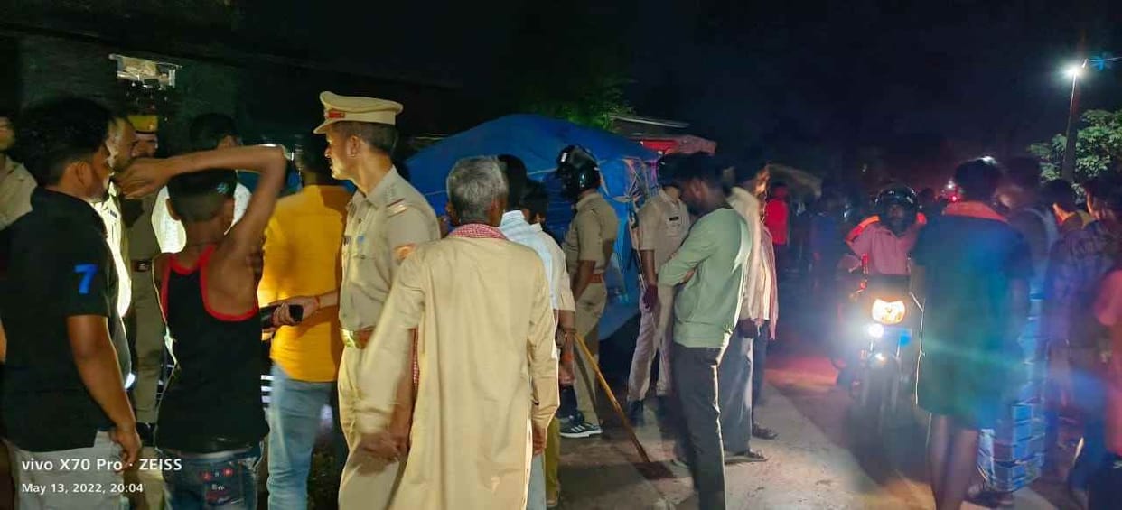 baaloo ladee traiktar-trolee kee chapet mein aane se maasoom kee maut, lagaaya jaam