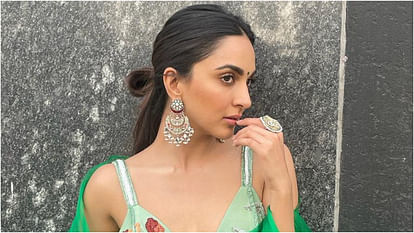 kiara advani look stunning in floral lehenga with tiny blouse for movie trailer launch