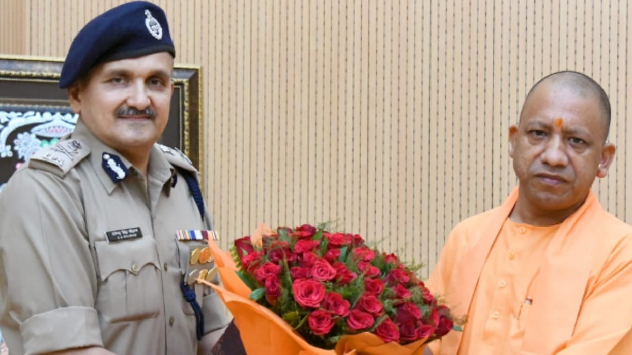 Lucknow: Formal meeting of Chief Minister Yogi Adityanath with caretaker DGP Devendra Singh Chouhan