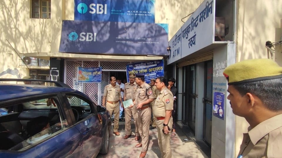 Five lakh rupees stolen from behind the cashier in state bank incident caught in CCTV mathura news