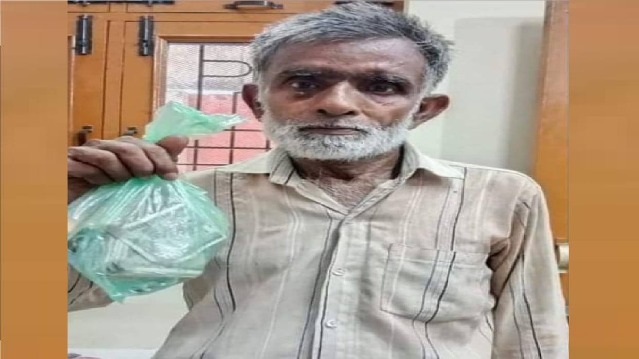 Rickshaw driver found bag full of money but deposited it in school