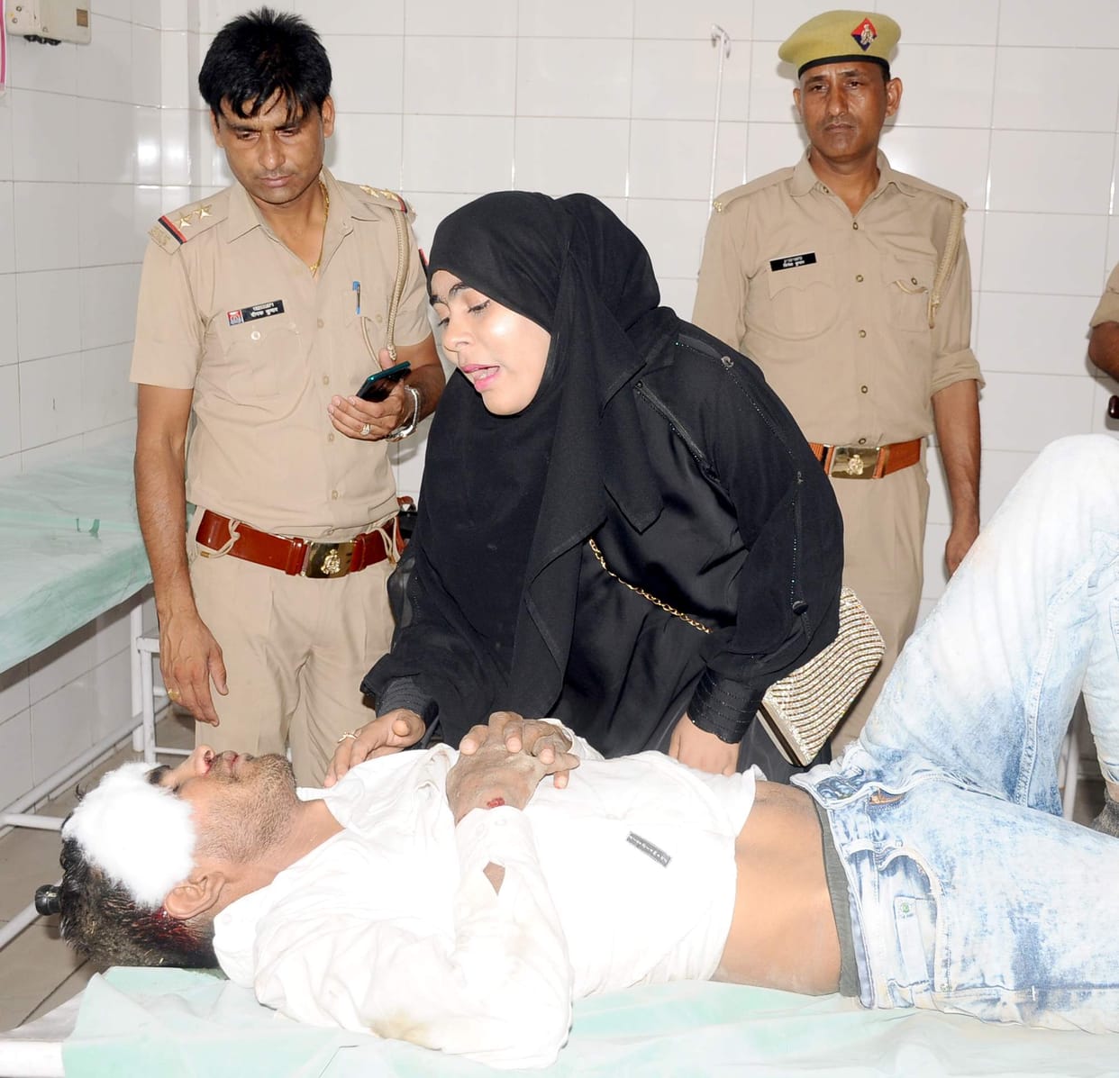 Uncle killed, nephew injured in e-rickshaw bike collision