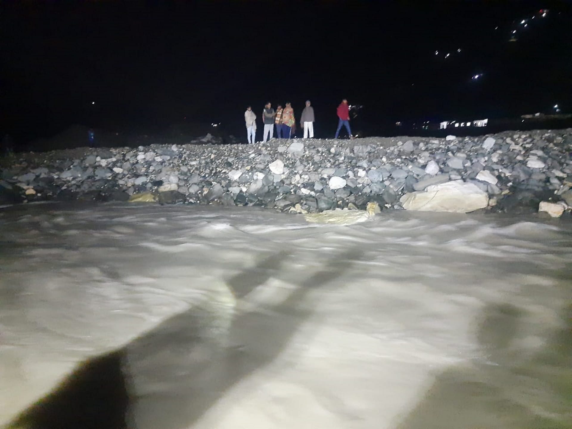 Water level increased, people trapped on the island, SDRF rescued three, see photos