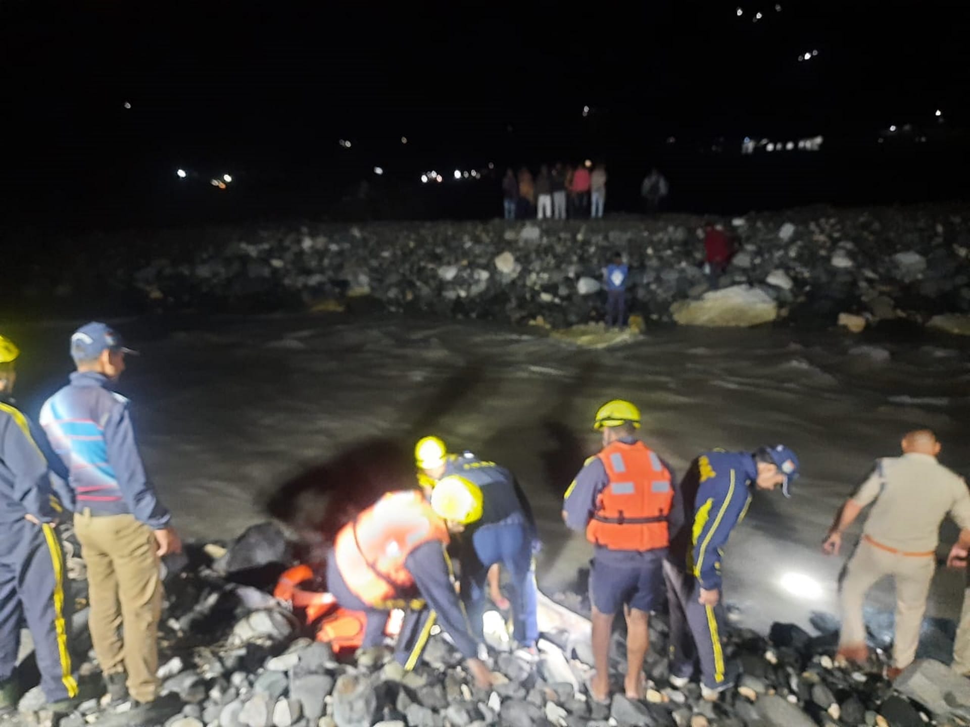 Water level increased, people trapped on the island, SDRF rescued three, see photos