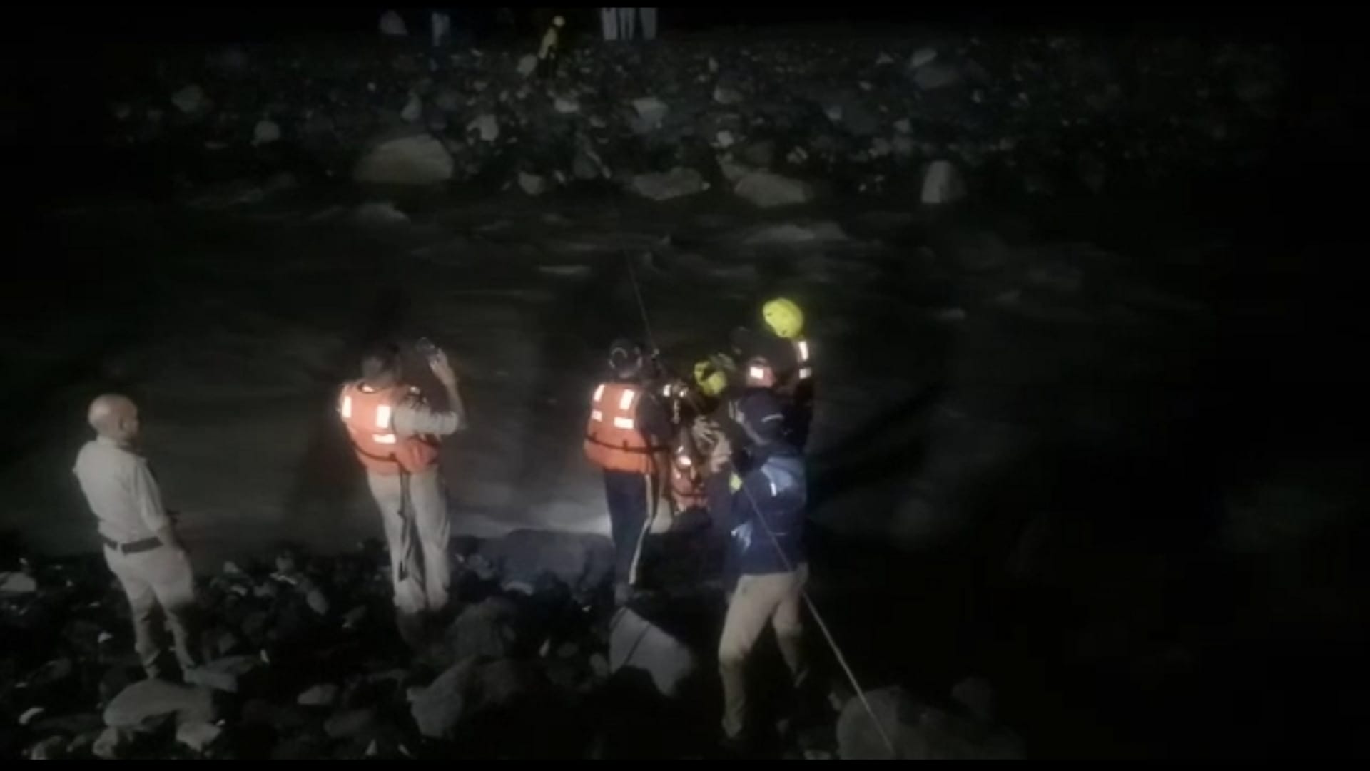 Water level increased, people trapped on the island, SDRF rescued three, see photos